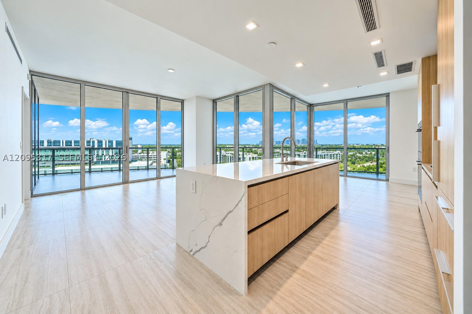 2411 LAGUNA CIRCLE #906, North Miami Beach FL 33181