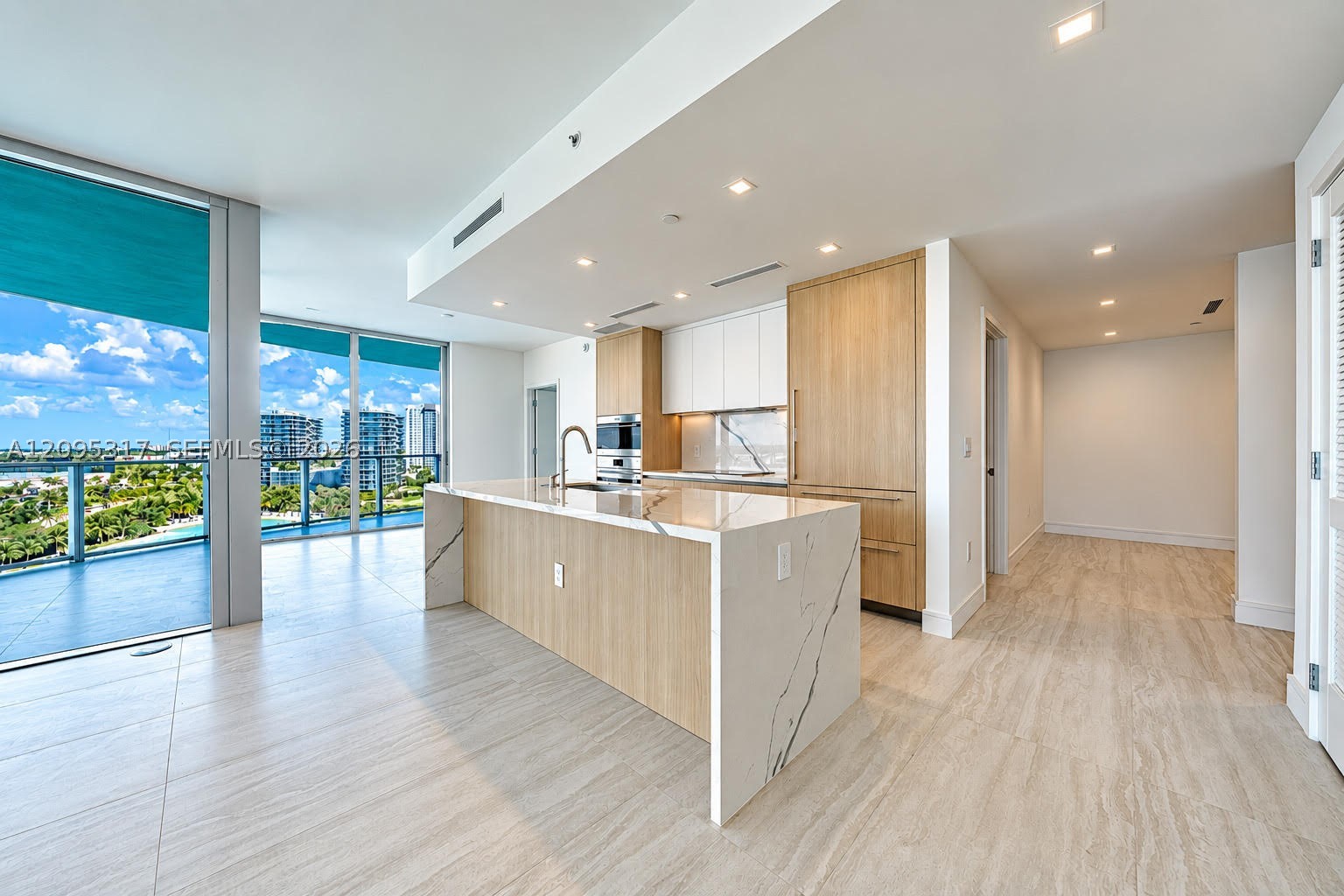 2411 LAGUNA CIRCLE #906, North Miami Beach FL 33181