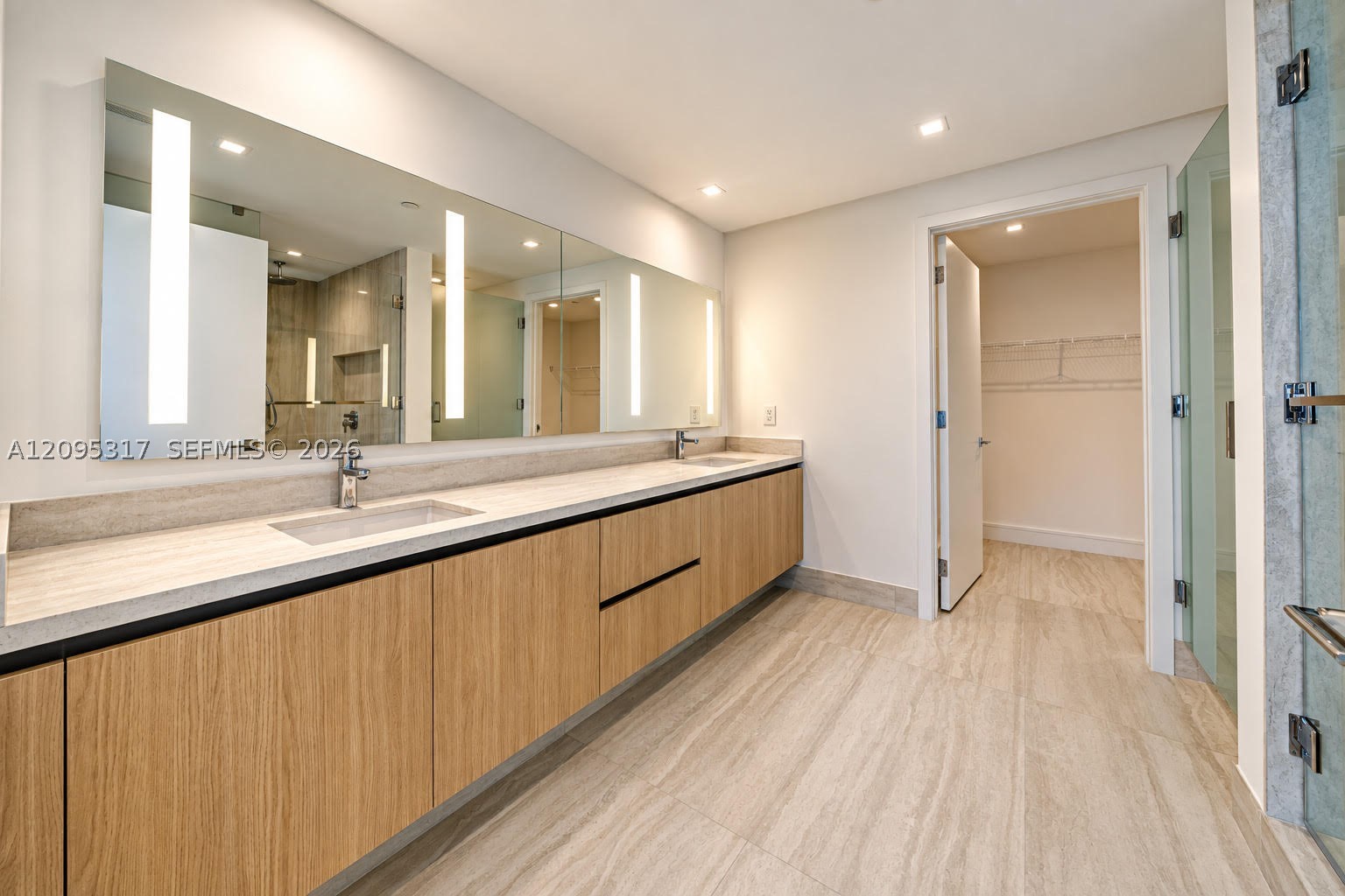 2411 LAGUNA CIRCLE #906, North Miami Beach FL 33181