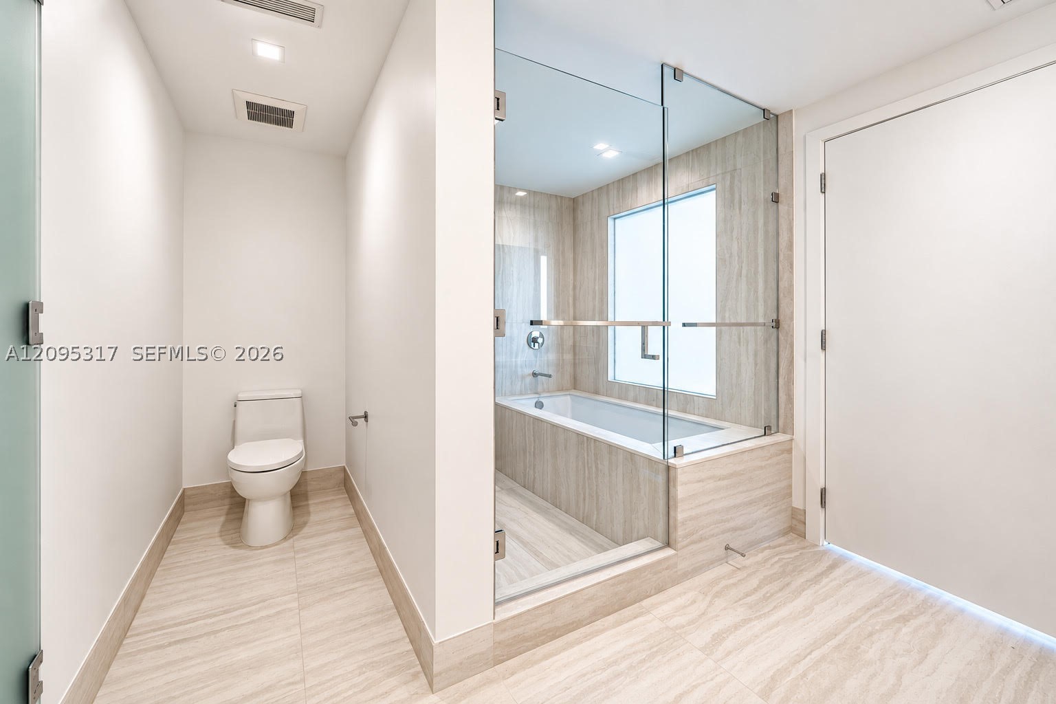 2411 LAGUNA CIRCLE #906, North Miami Beach FL 33181