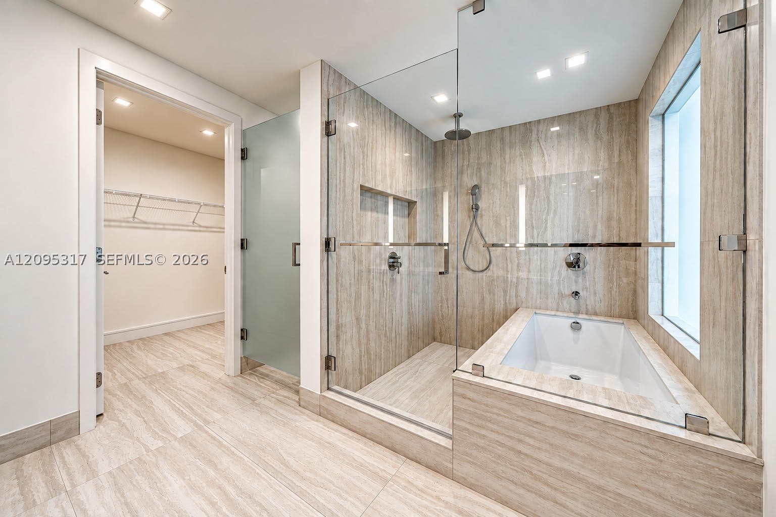 2411 LAGUNA CIRCLE #906, North Miami Beach FL 33181