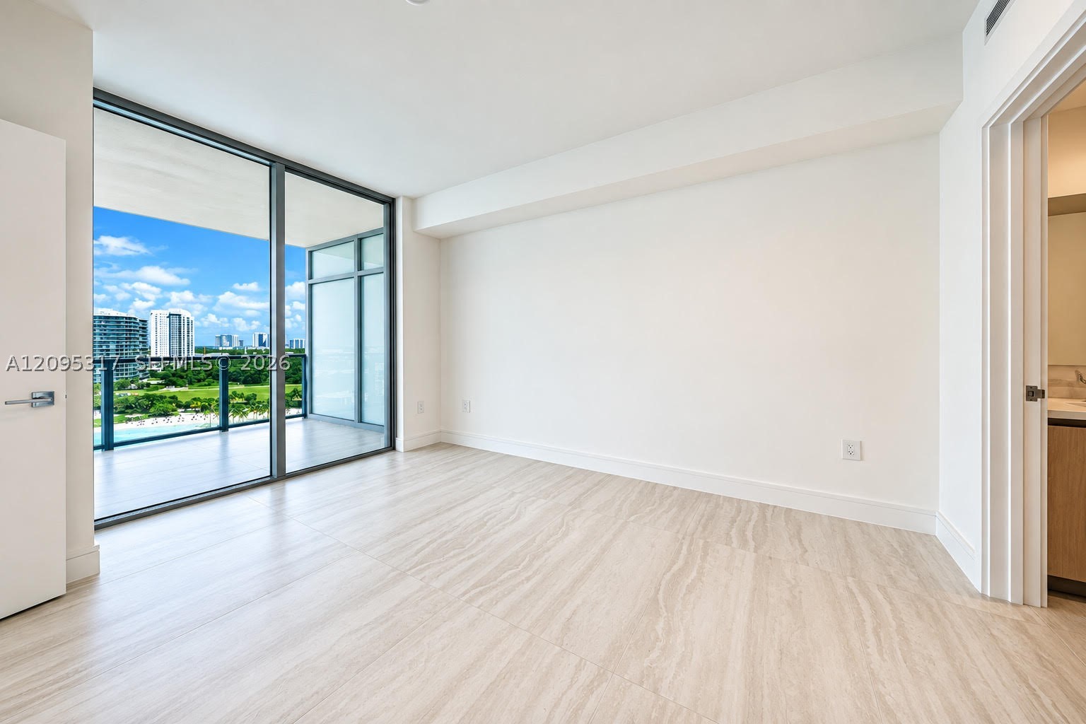 2411 LAGUNA CIRCLE #906, North Miami Beach FL 33181