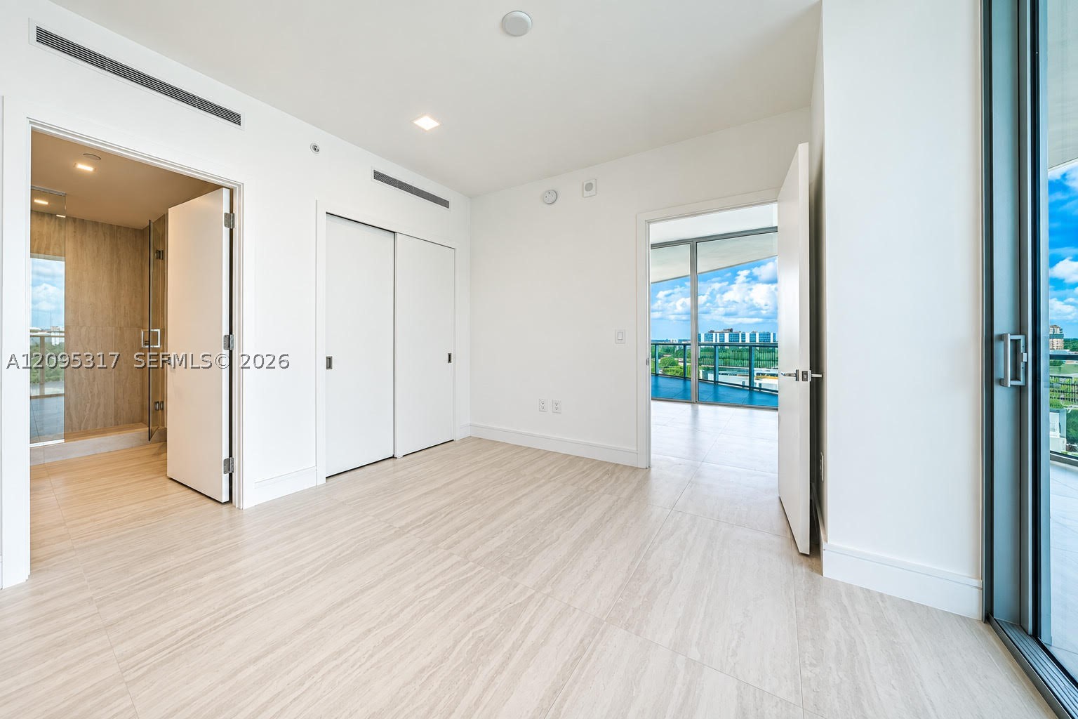 2411 LAGUNA CIRCLE #906, North Miami Beach FL 33181
