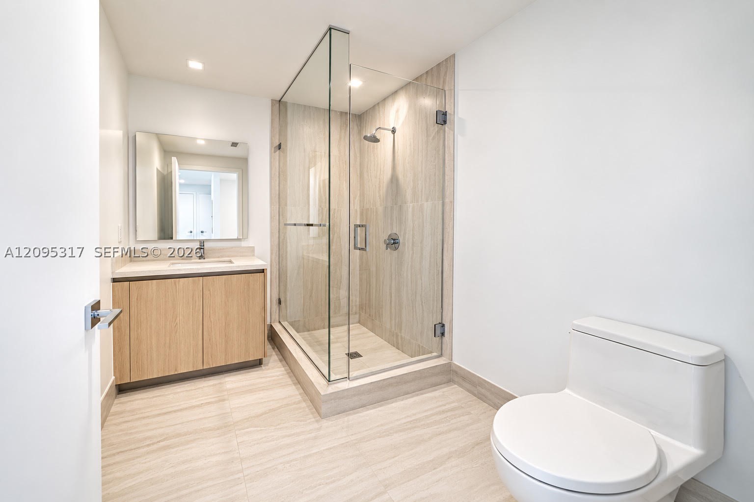 2411 LAGUNA CIRCLE #906, North Miami Beach FL 33181