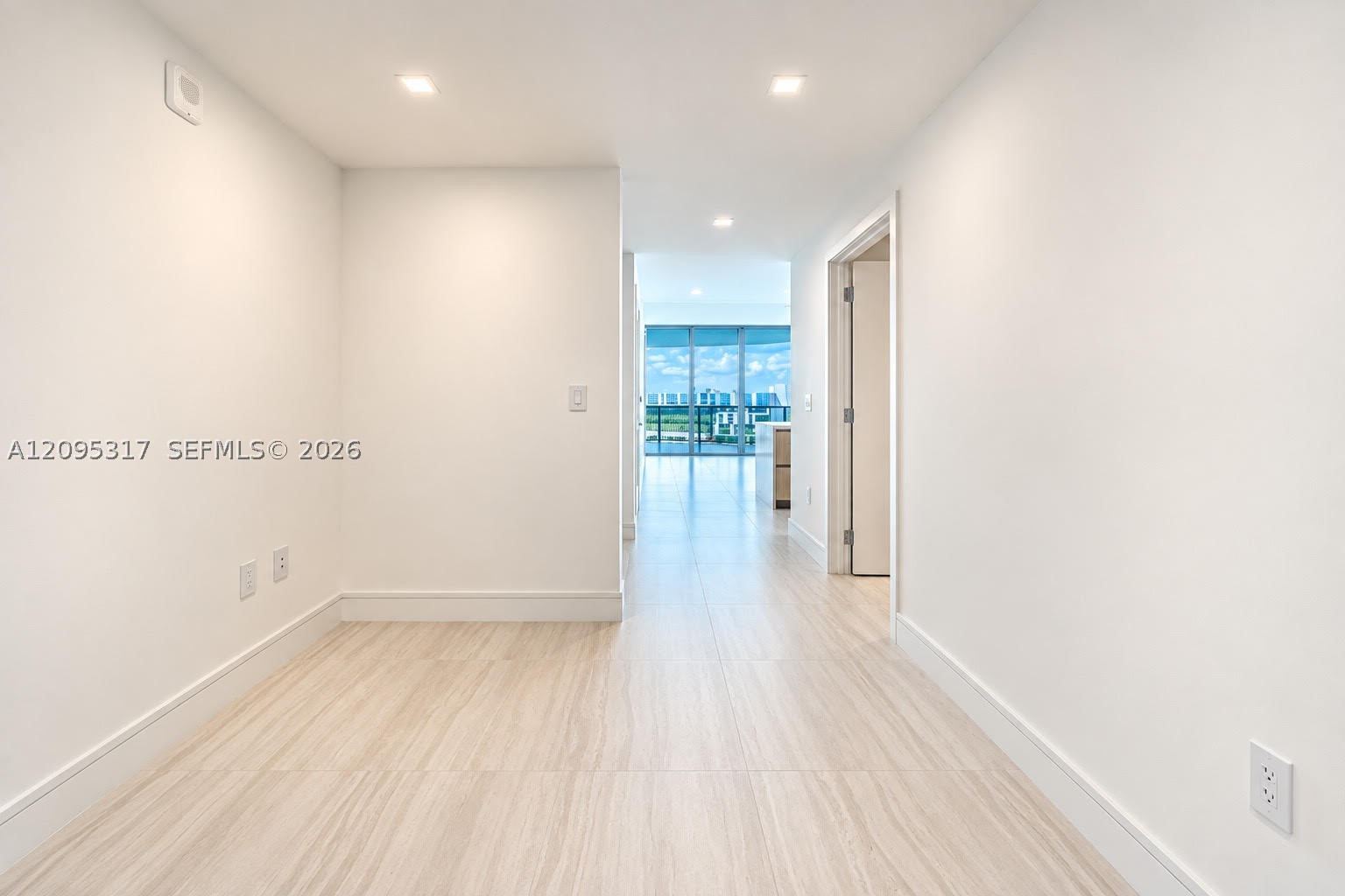 2411 LAGUNA CIRCLE #906, North Miami Beach FL 33181