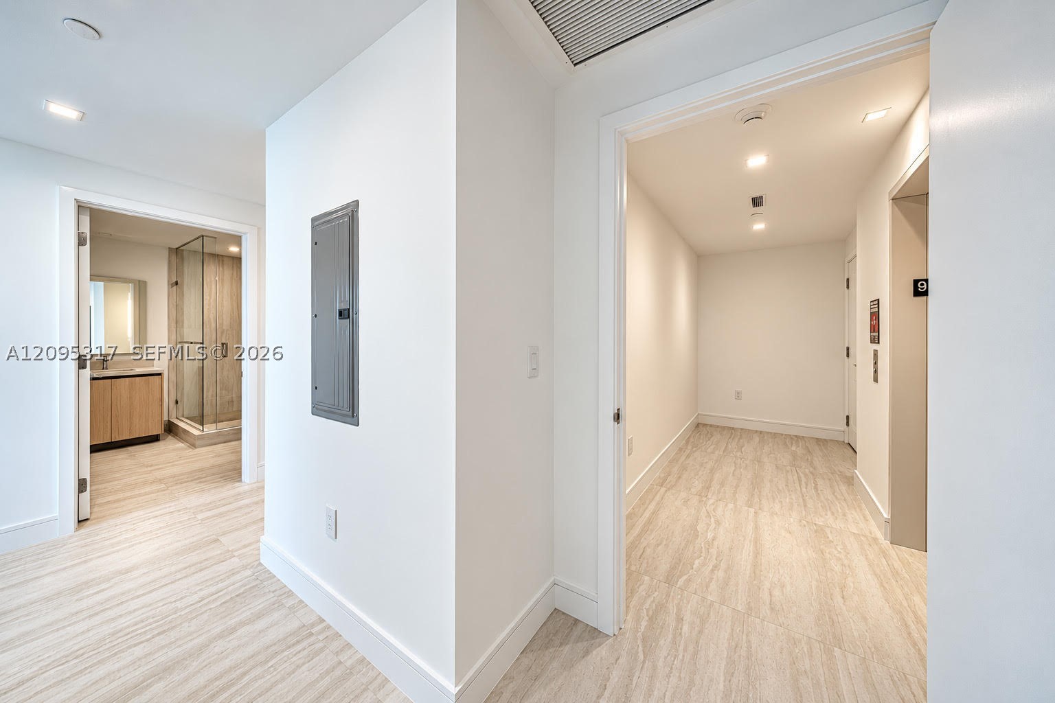2411 LAGUNA CIRCLE #906, North Miami Beach FL 33181