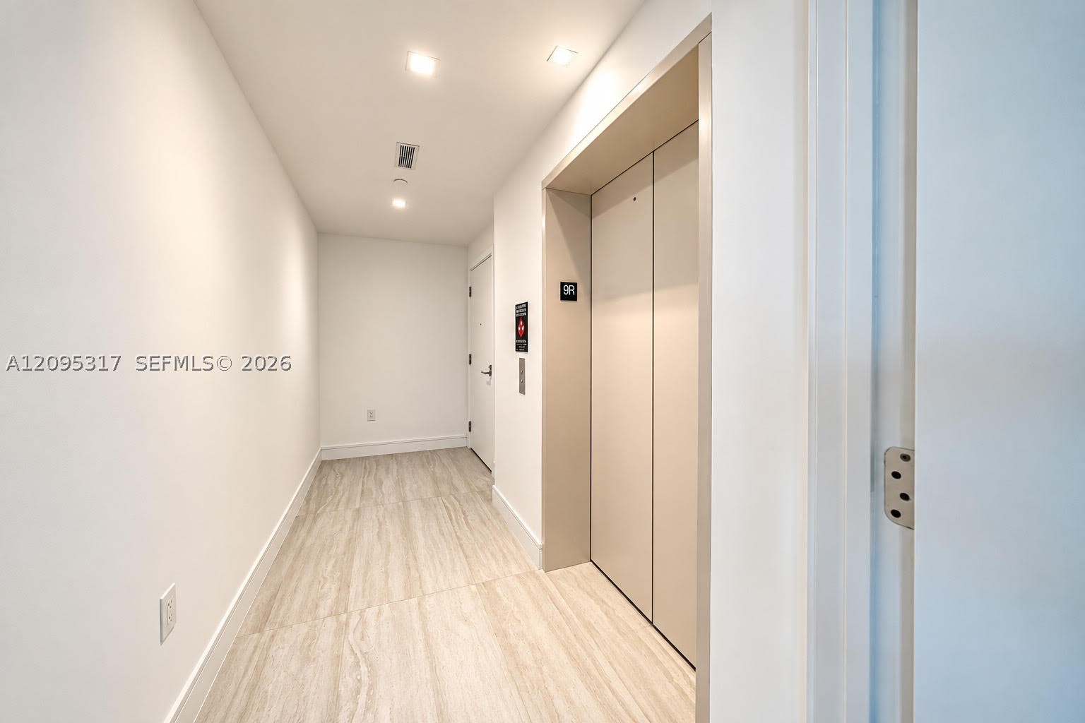 2411 LAGUNA CIRCLE #906, North Miami Beach FL 33181