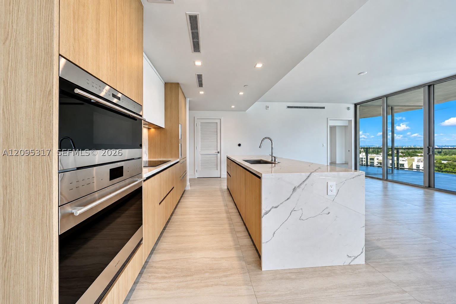 2411 LAGUNA CIRCLE #906, North Miami Beach FL 33181