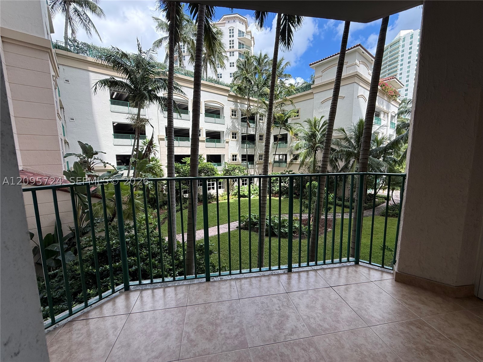 19900 E Country Club Dr #216, Aventura FL 33180