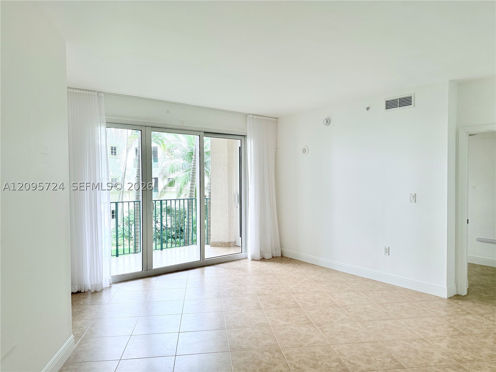 19900 E Country Club Dr #216, Aventura FL 33180