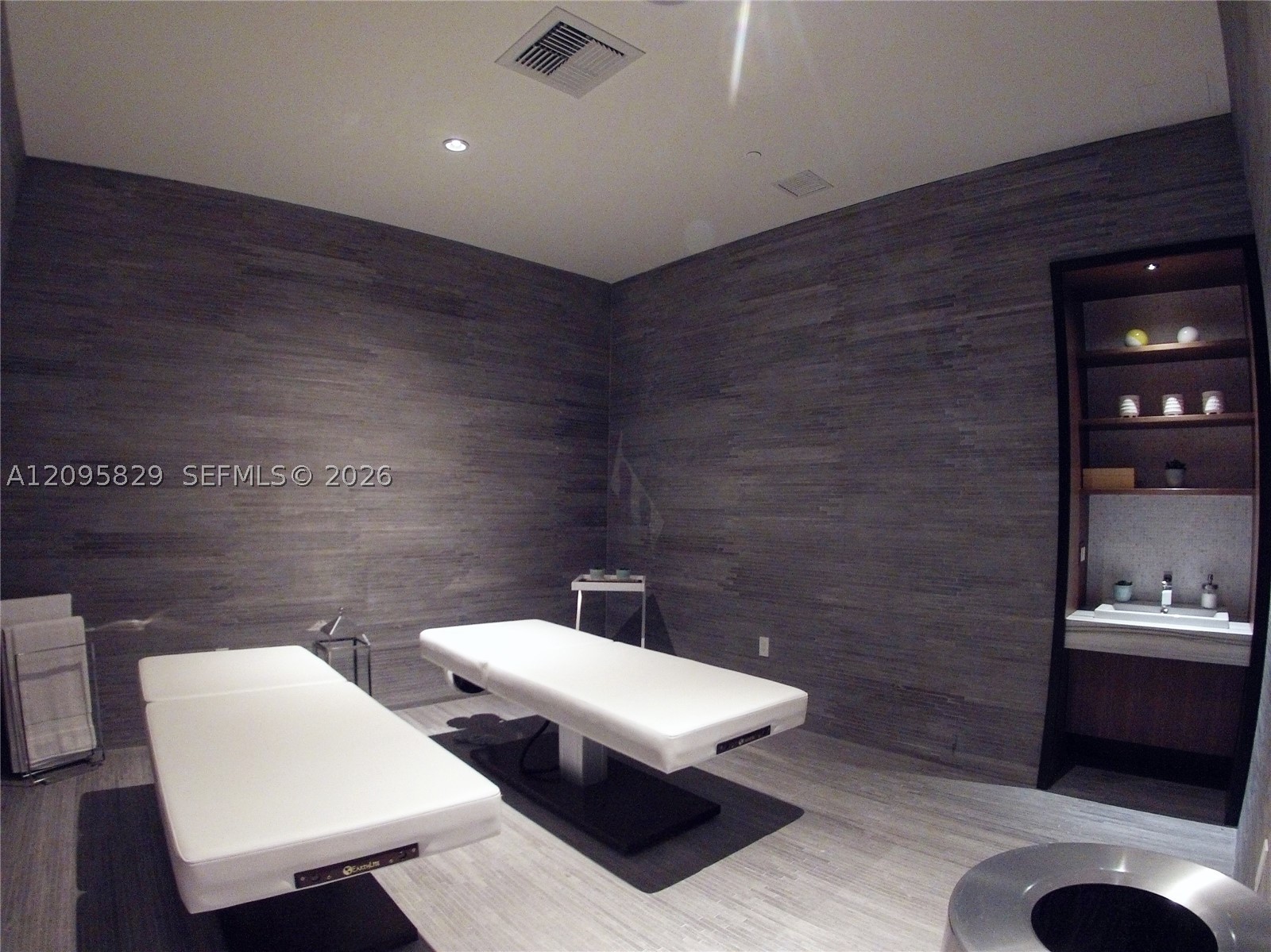 55 SW 9th St #1405, Miami FL 33130