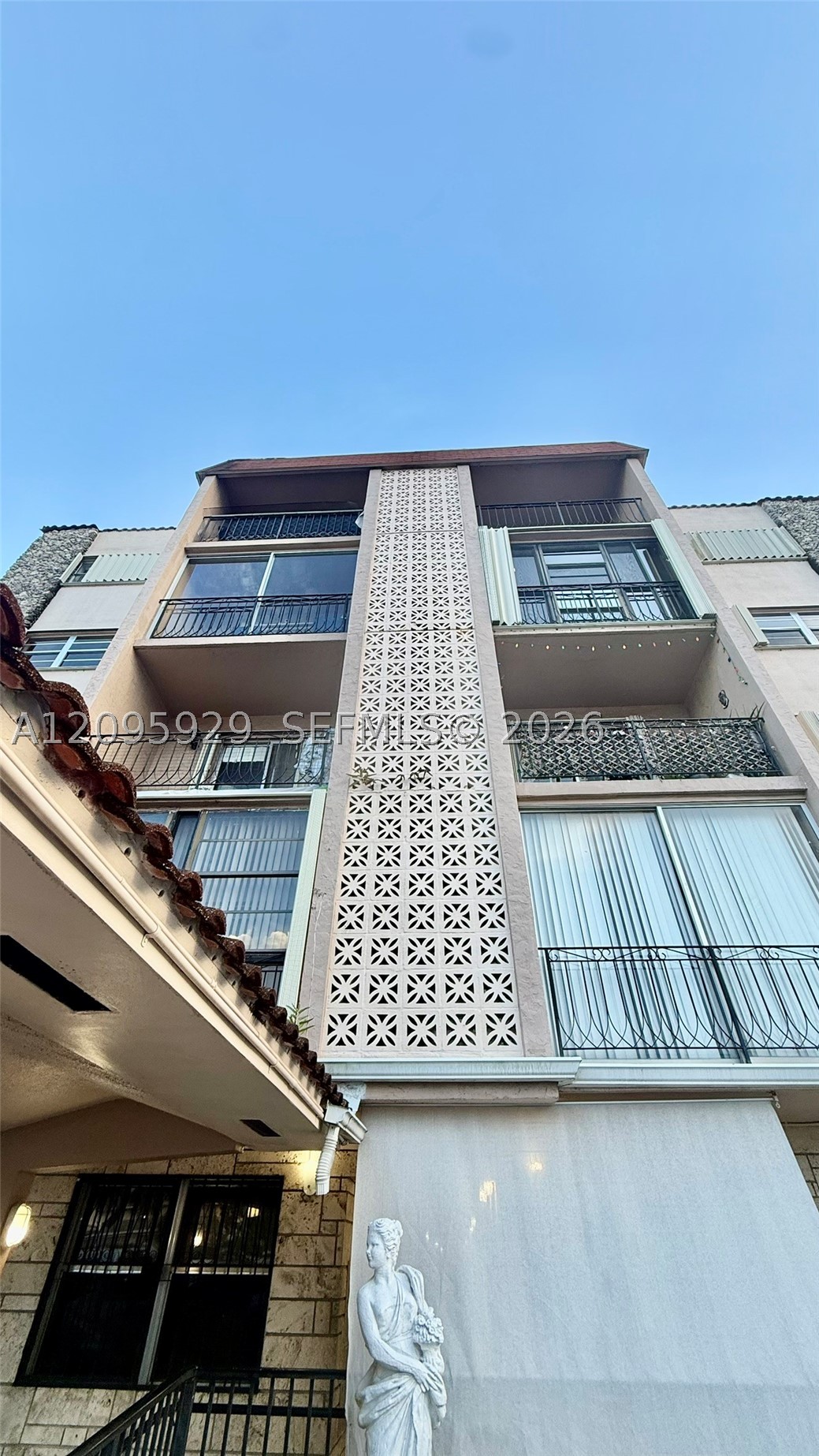 3640 NW 9th St #405, Miami FL 33125
