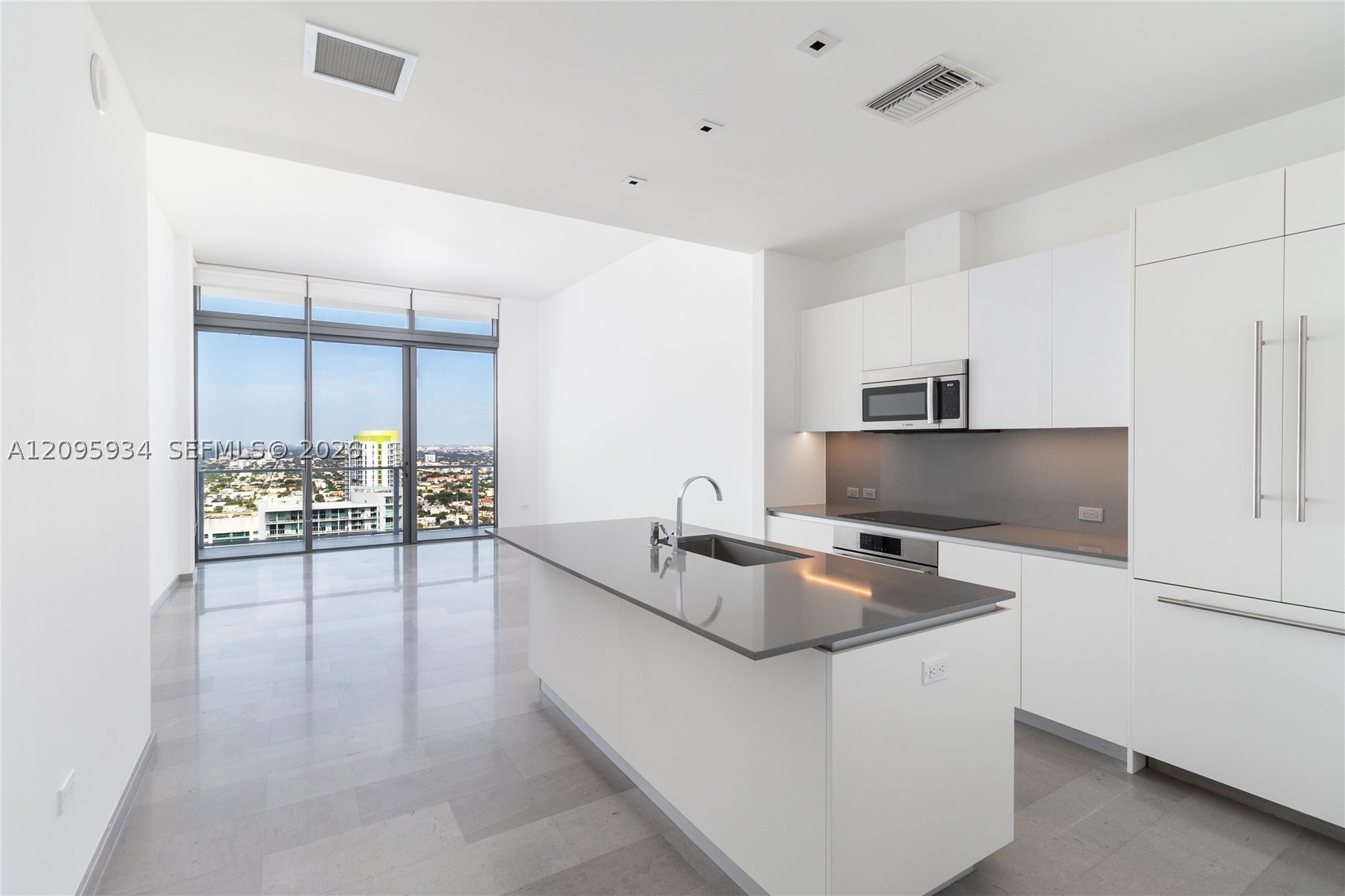68 SE 6th St #4006, Miami FL 33131