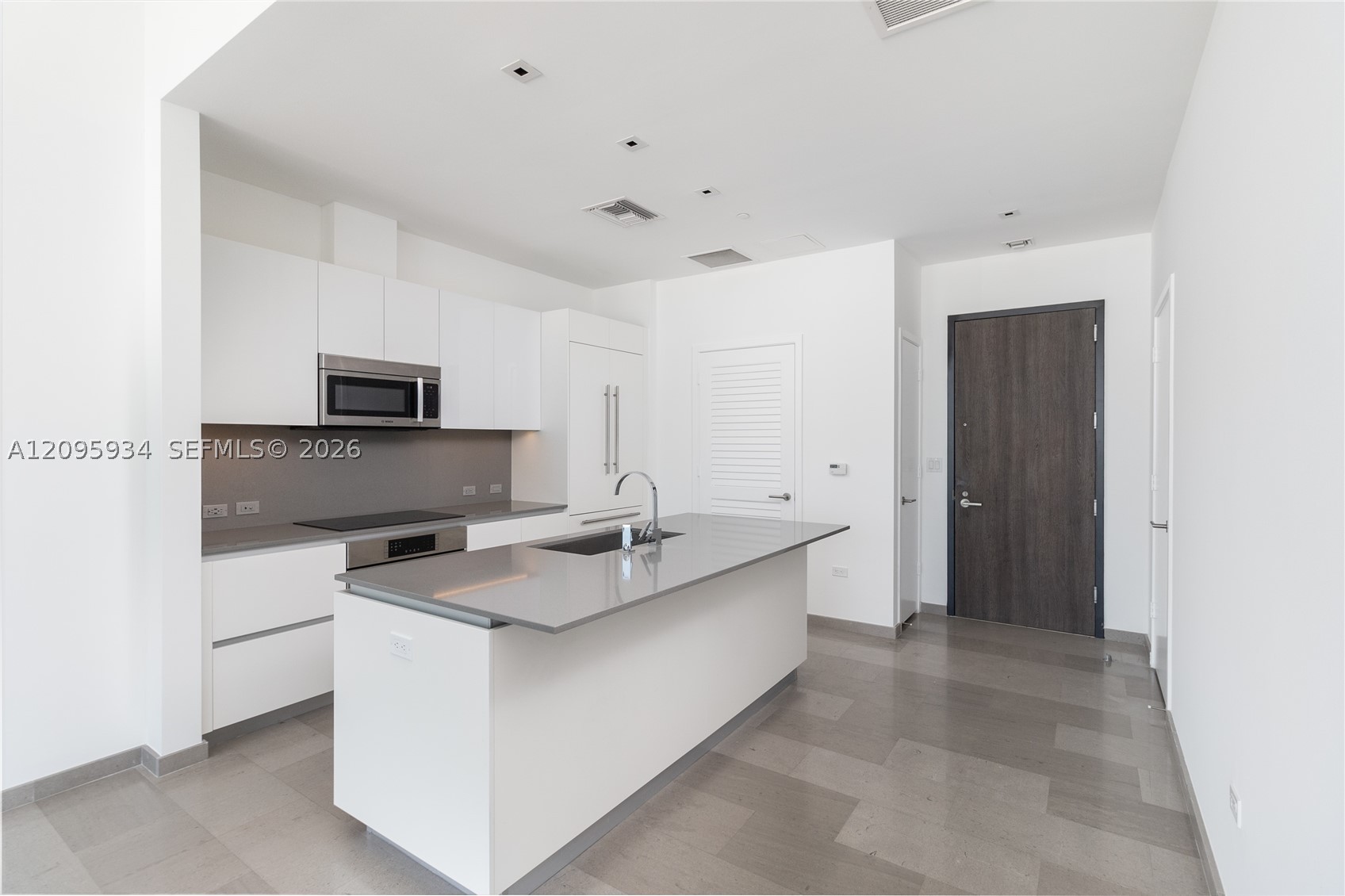 68 SE 6th St #4006, Miami FL 33131