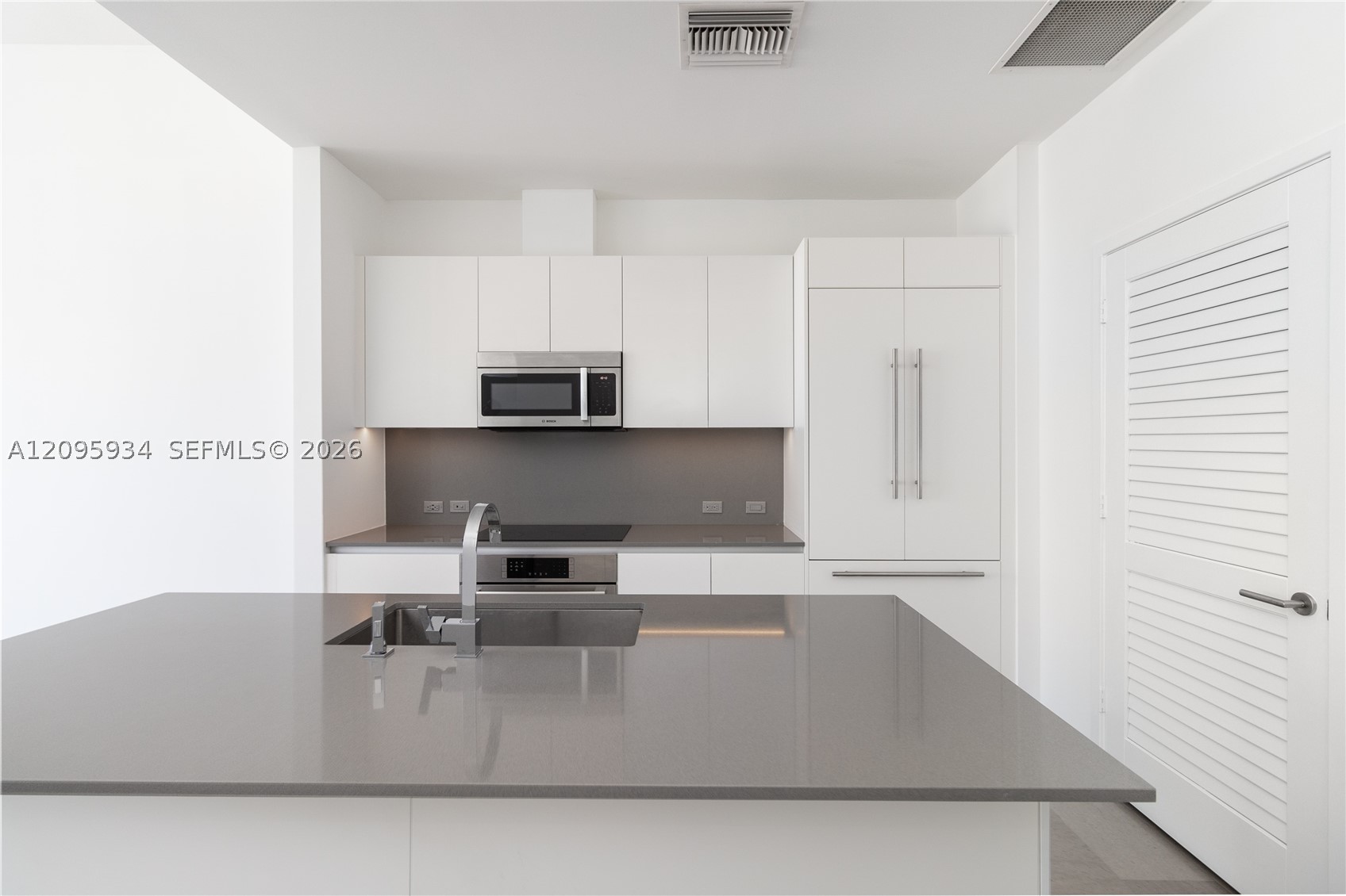 68 SE 6th St #4006, Miami FL 33131