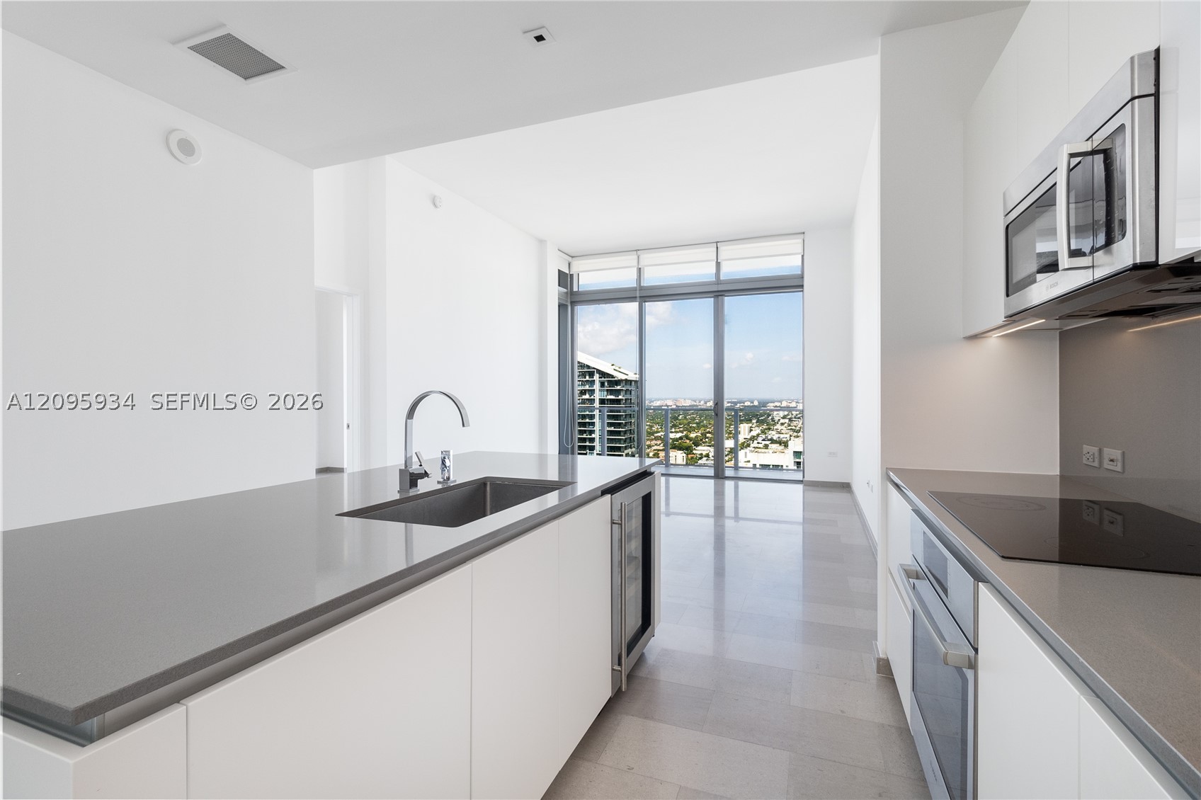 68 SE 6th St #4006, Miami FL 33131