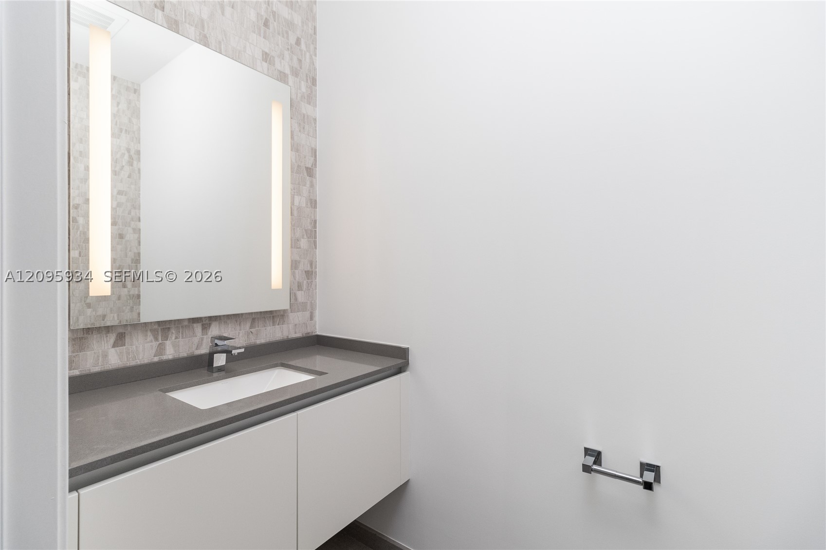 68 SE 6th St #4006, Miami FL 33131