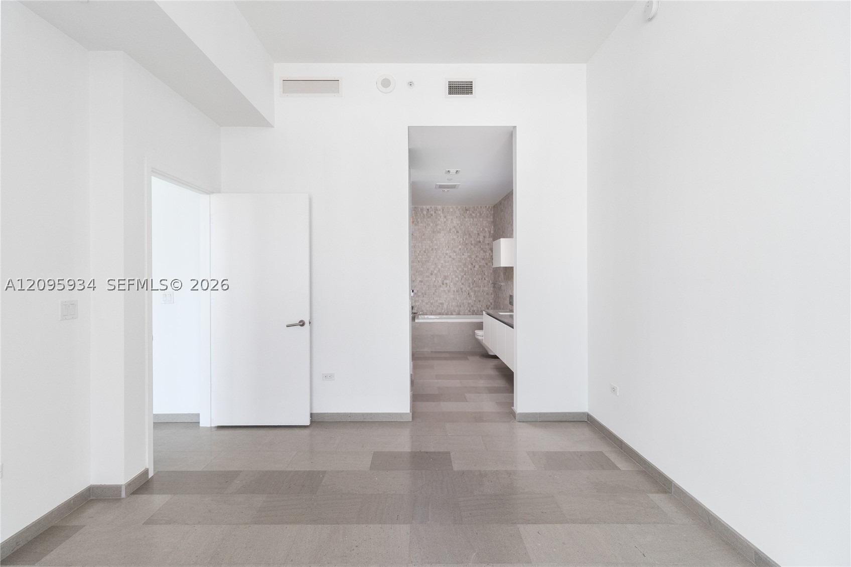 68 SE 6th St #4006, Miami FL 33131