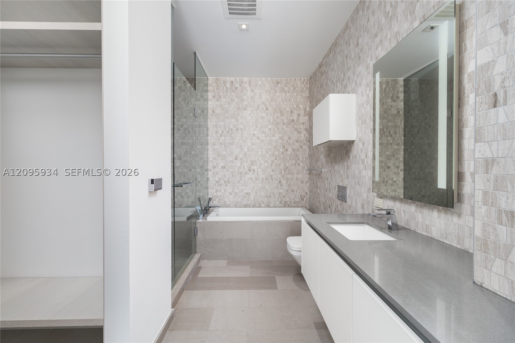 68 SE 6th St #4006, Miami FL 33131