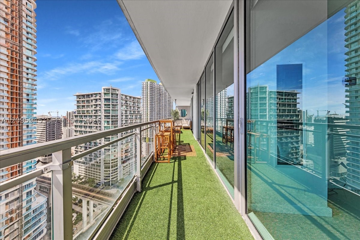 92 SW 3rd St #2802, Miami FL 33130