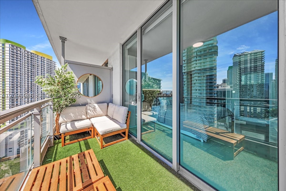 92 SW 3rd St #2802, Miami FL 33130