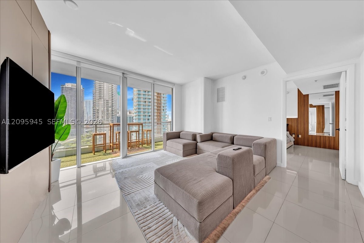 92 SW 3rd St #2802, Miami FL 33130
