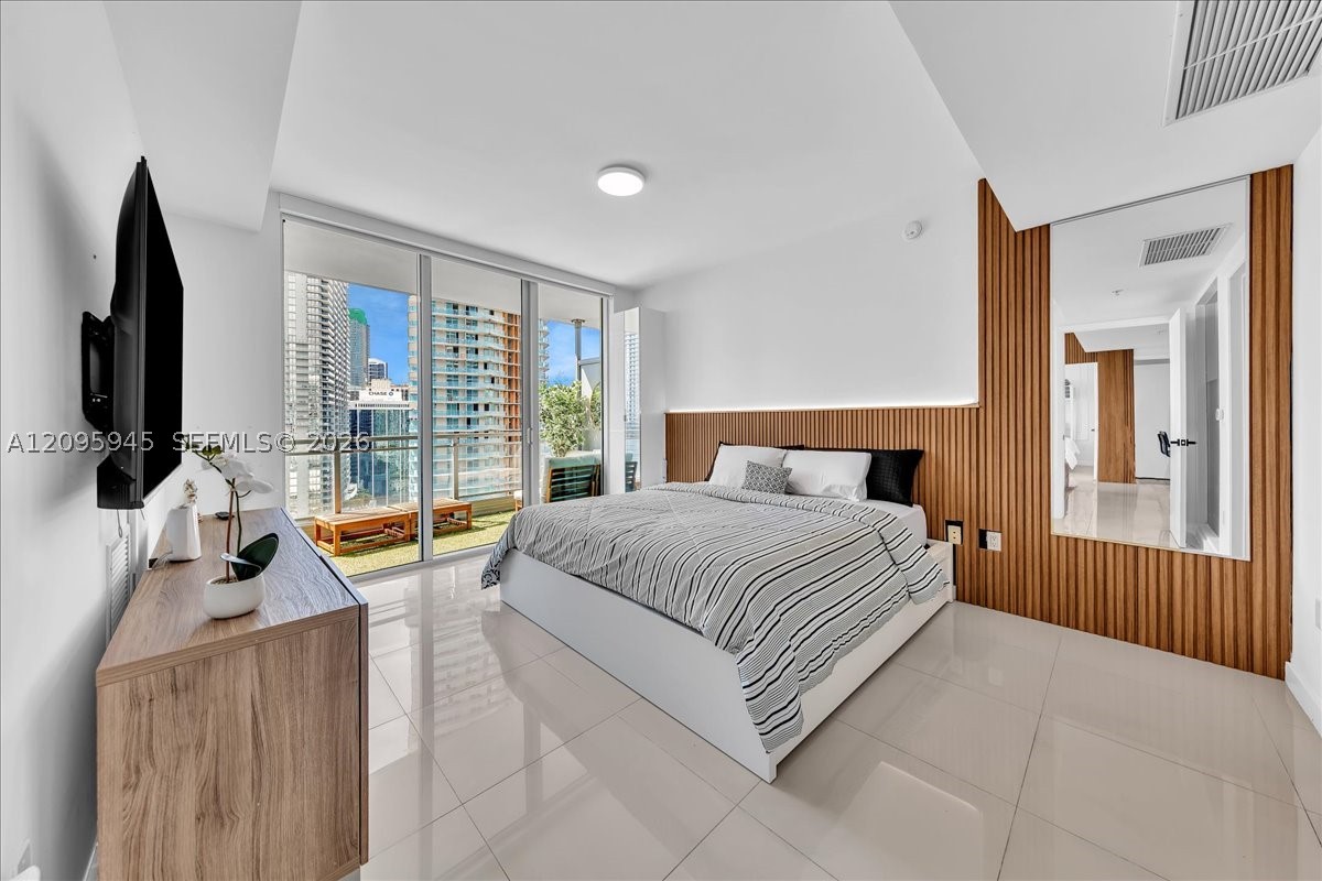 92 SW 3rd St #2802, Miami FL 33130