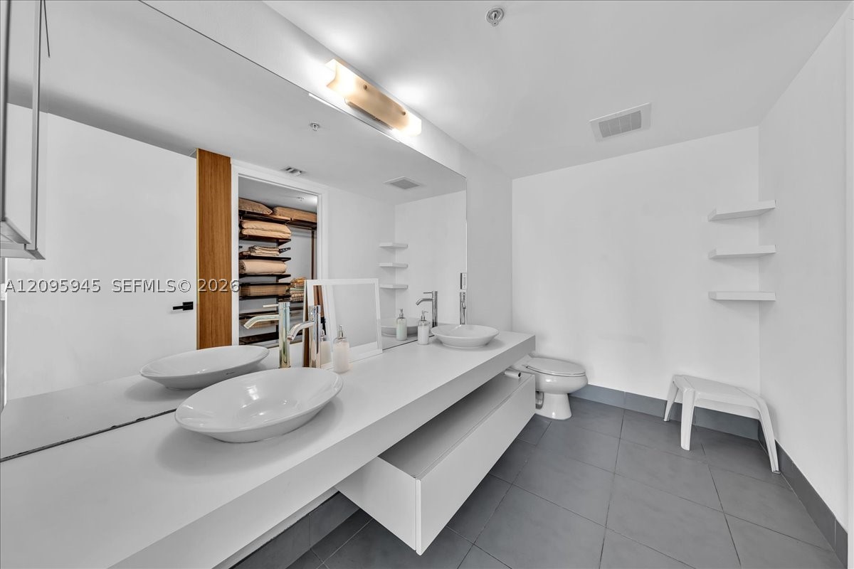 92 SW 3rd St #2802, Miami FL 33130