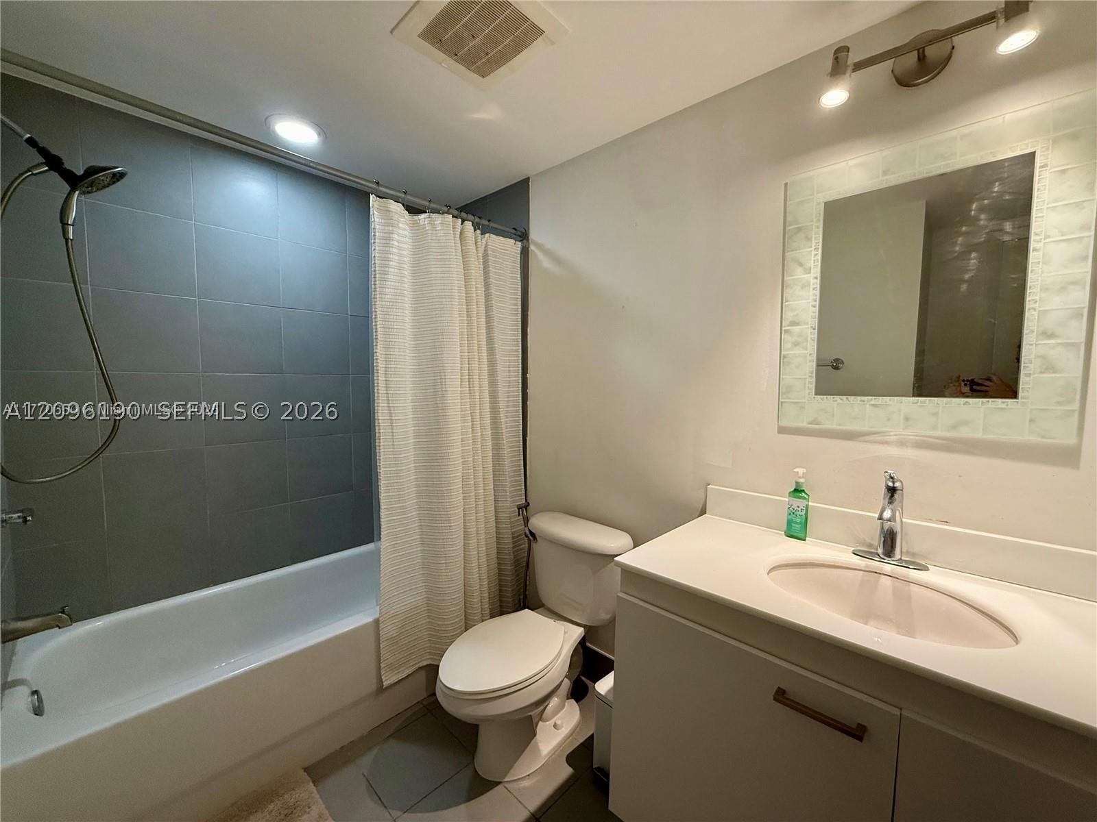 92 SW 3rd St #1104, Miami FL 33130