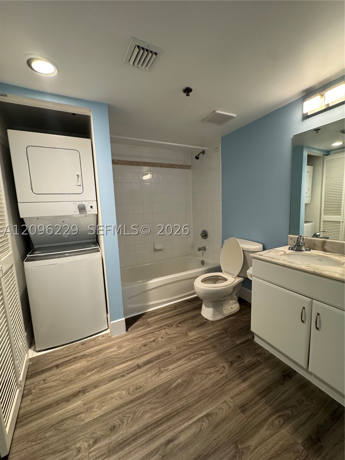 1200 Brickell Bay Dr #3206, Miami FL 33131