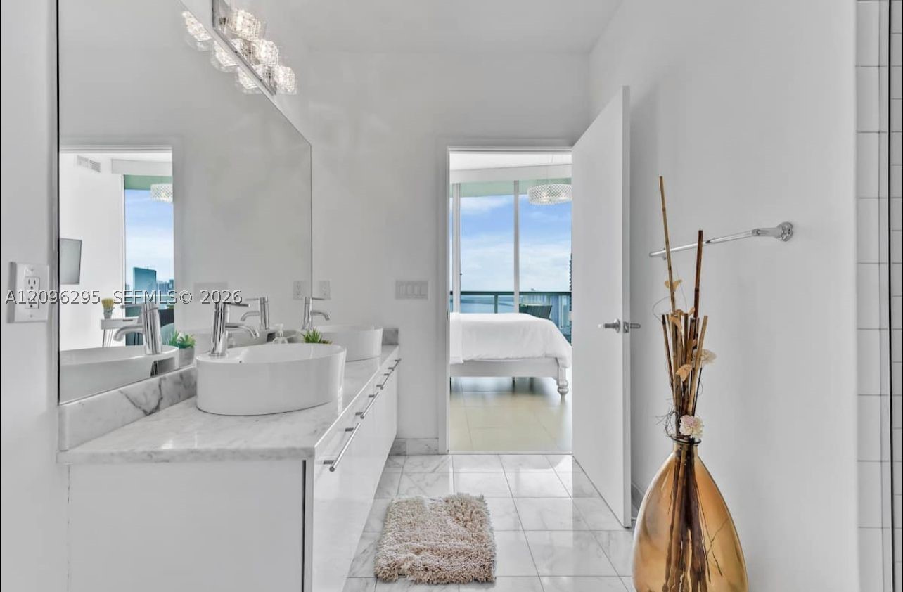 888 Biscayne Blvd #4701, Miami FL 33132