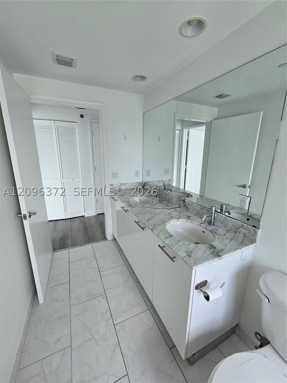 950 Brickell Bay Dr #3300, Miami FL 33131