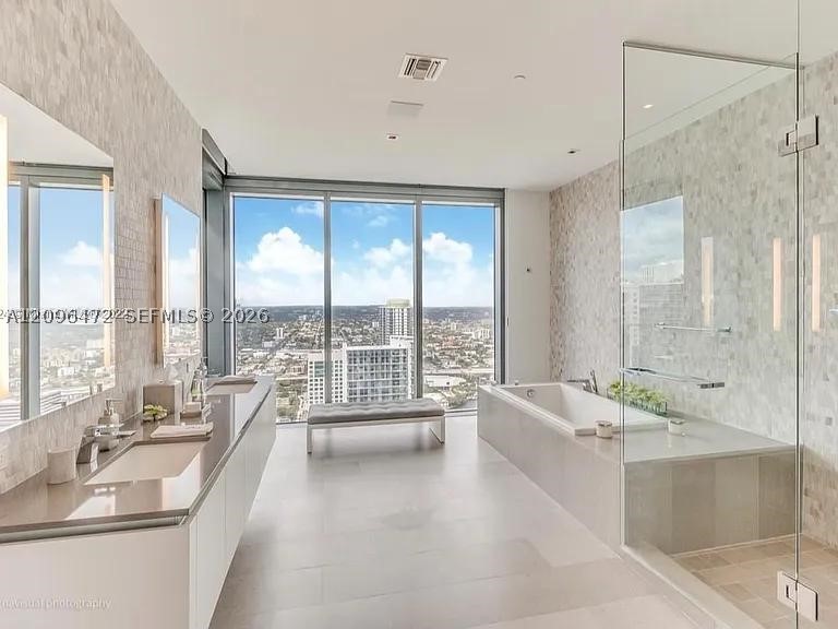 68 SE 6th St #3901, Miami FL 33131