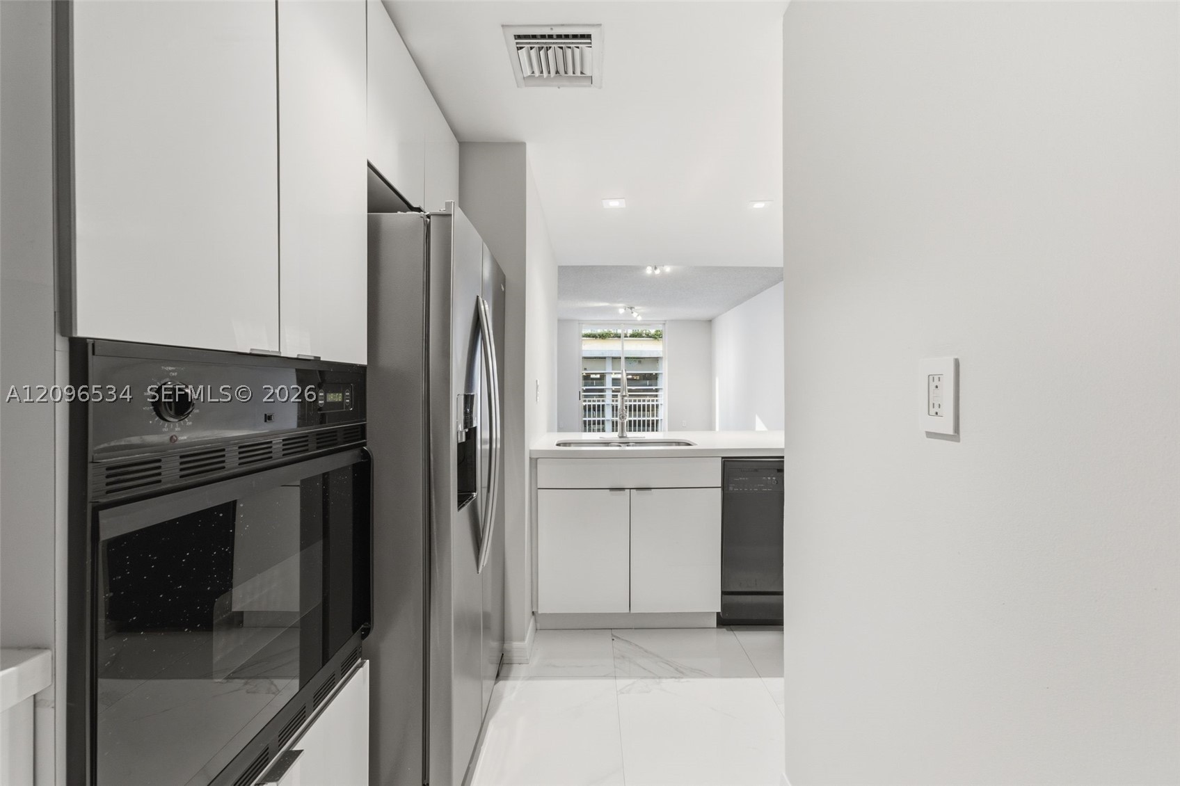 185 SE 14th Ter #1010, Miami FL 33131