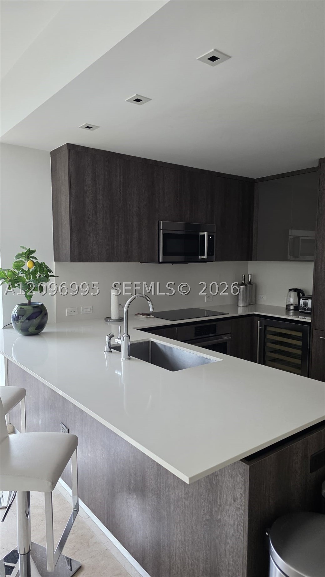 68 SE 6th St #2412, Miami FL 33131