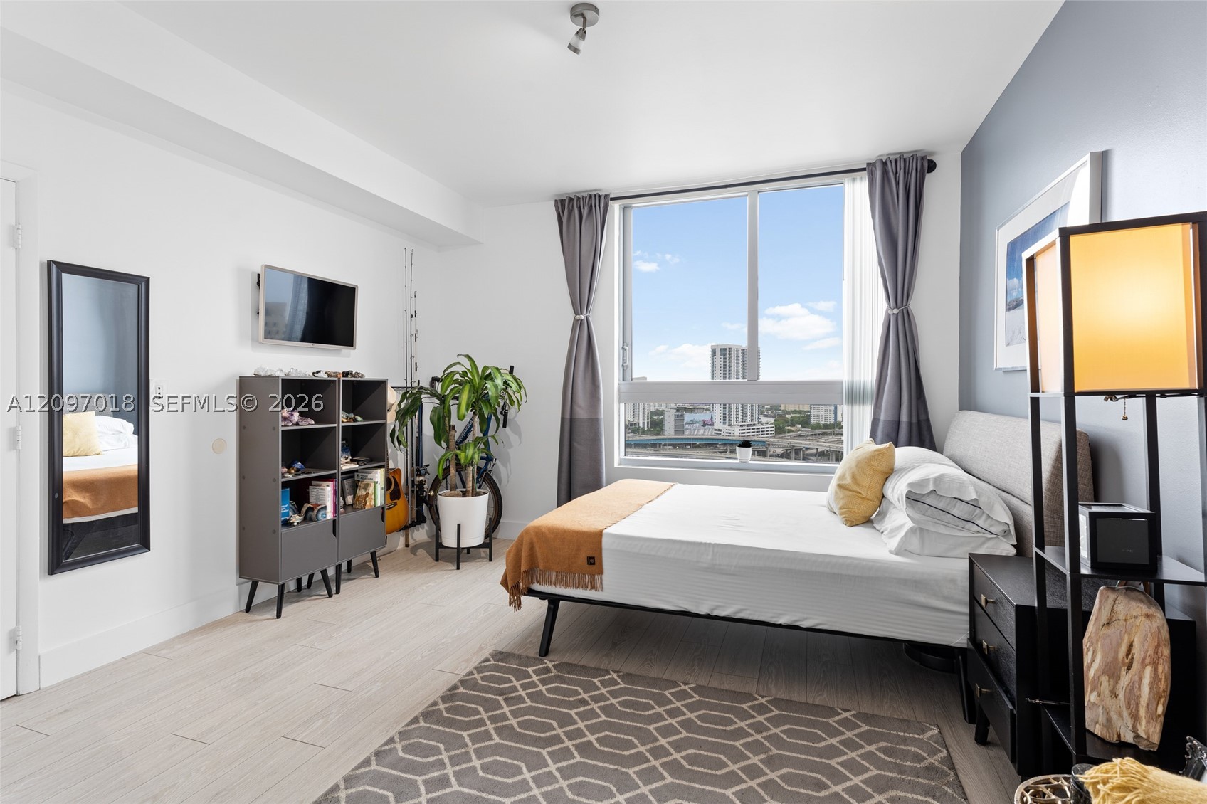 90 SW 3rd St #2009, Miami FL 33130
