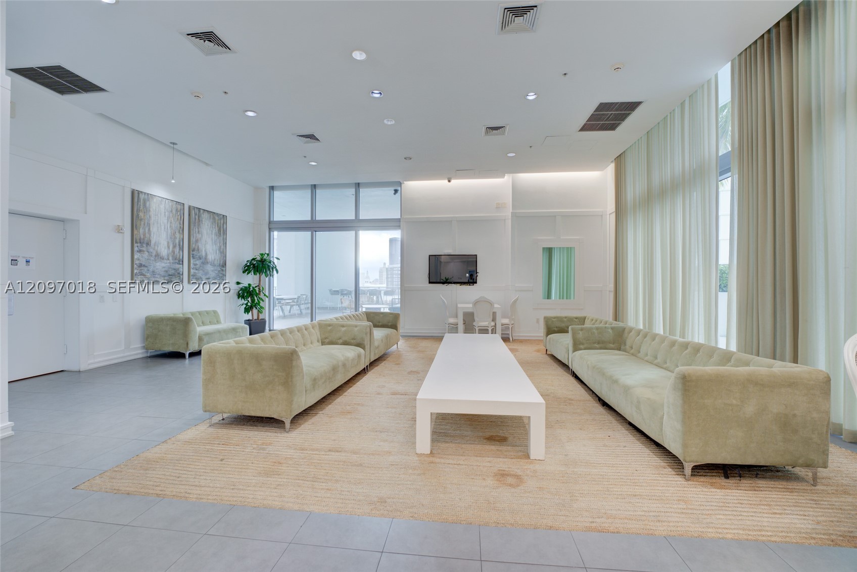 90 SW 3rd St #2009, Miami FL 33130