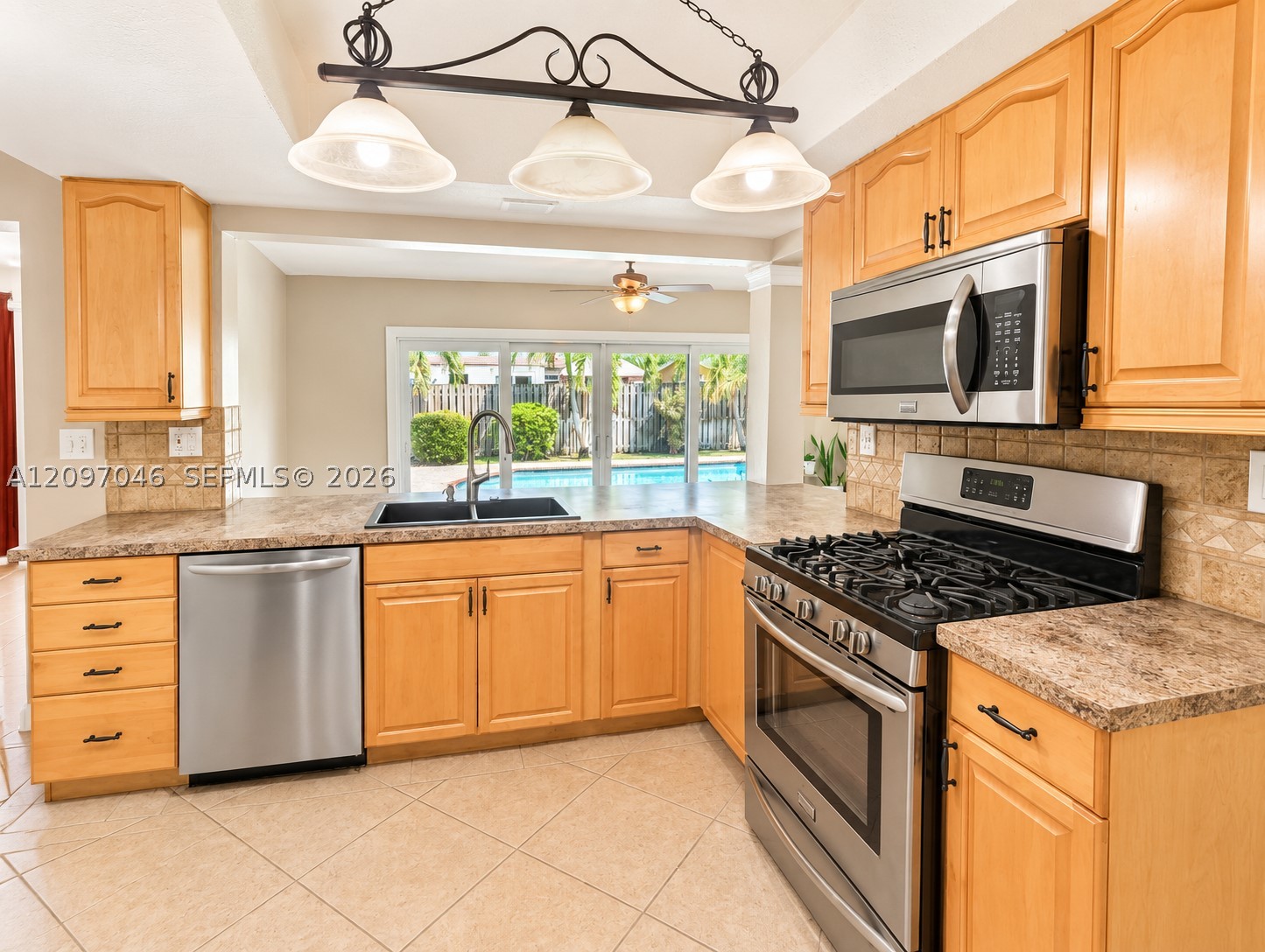 8521 NW 25th St, Sunrise FL 33322