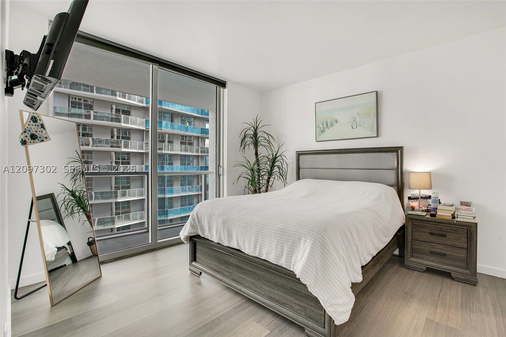 55 SE 6th St #3701, Miami FL 33131