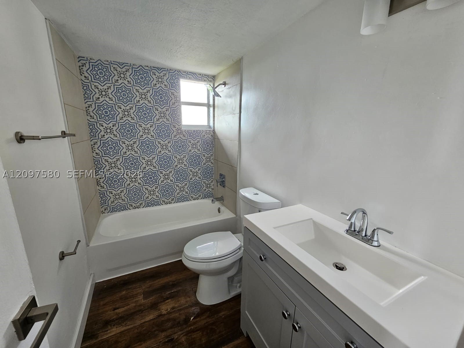 4550 NW 9th St #902E, Miami FL 33126