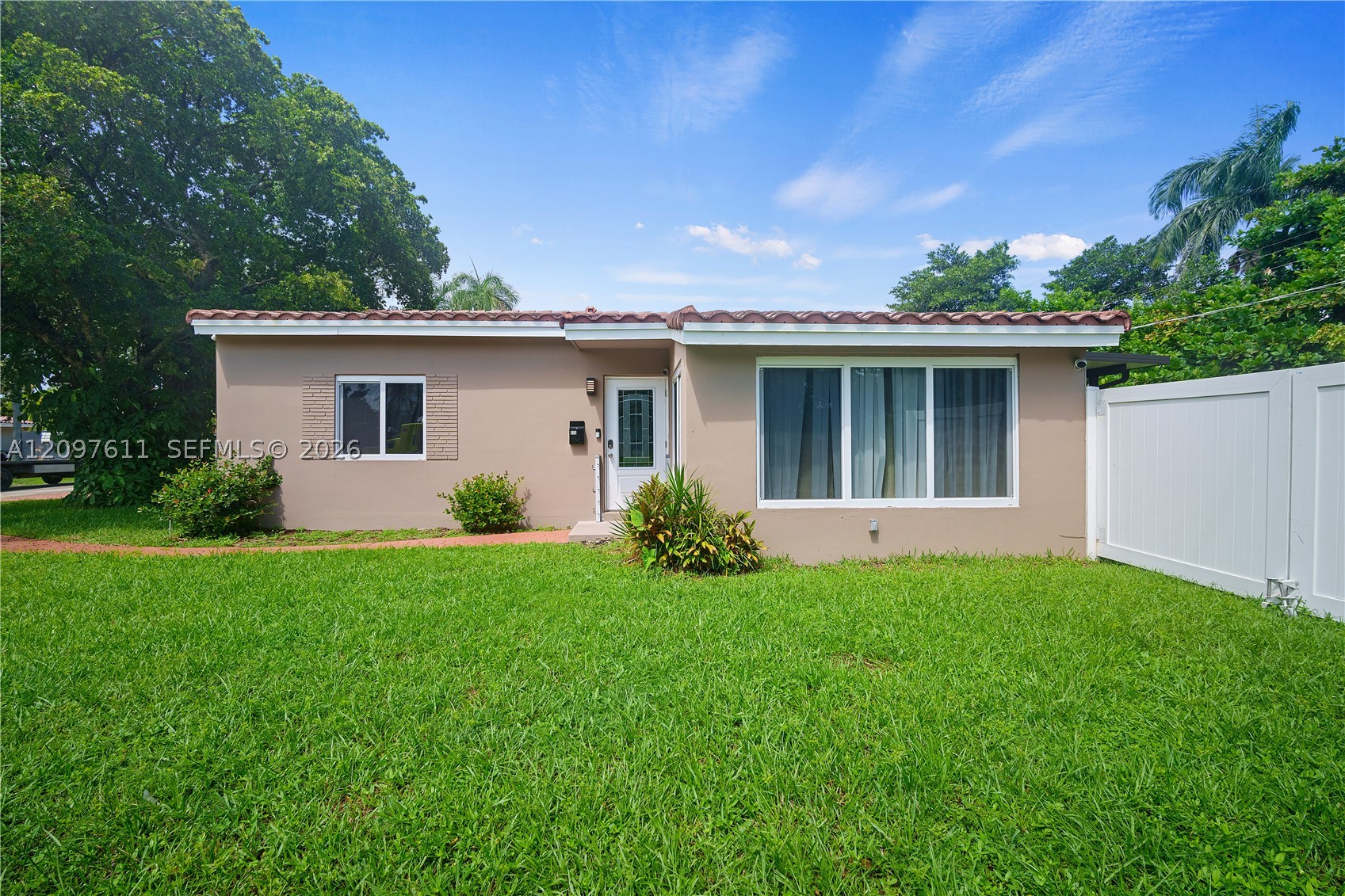 925 NE 4th St, Hallandale Beach FL 33009