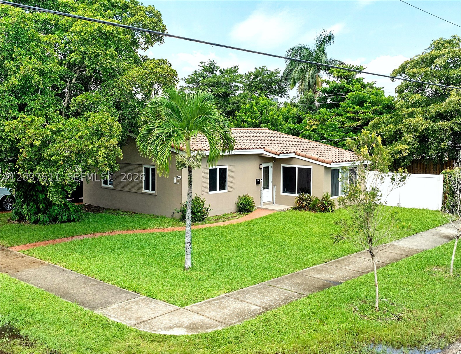 925 NE 4th St, Hallandale Beach FL 33009