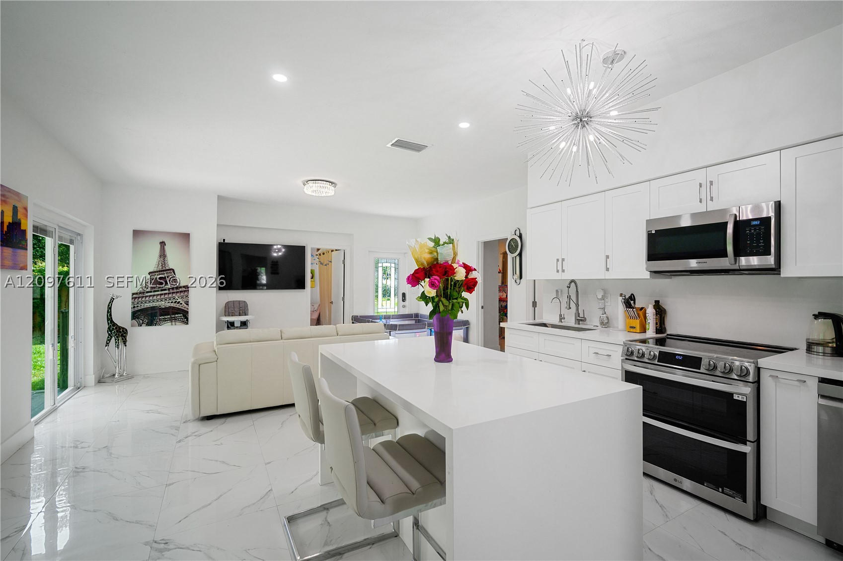 925 NE 4th St, Hallandale Beach FL 33009