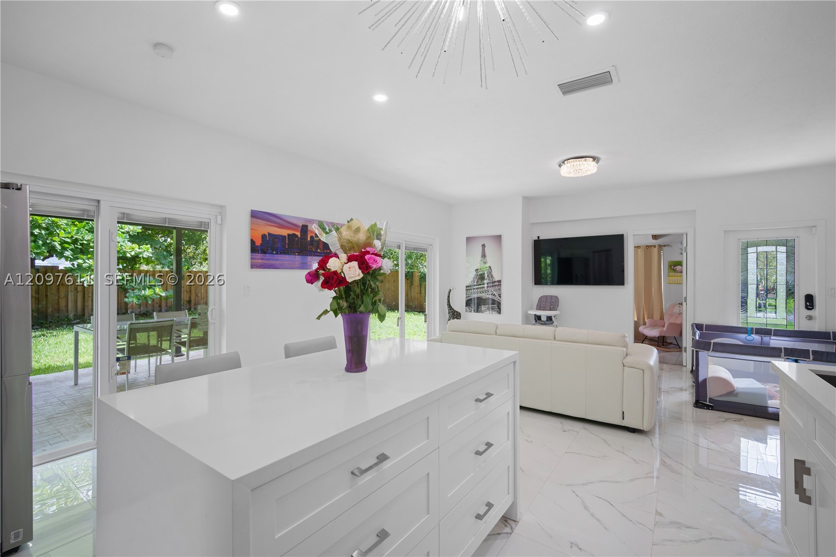 925 NE 4th St, Hallandale Beach FL 33009