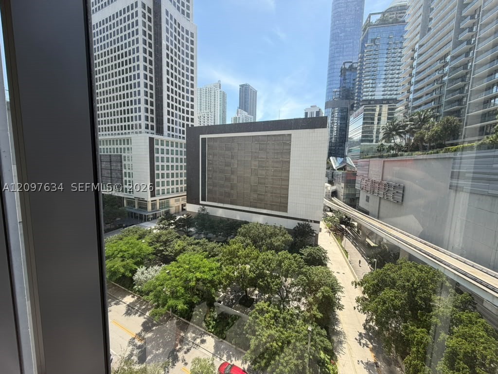 31 SE 6th St #1103, Miami FL 33131