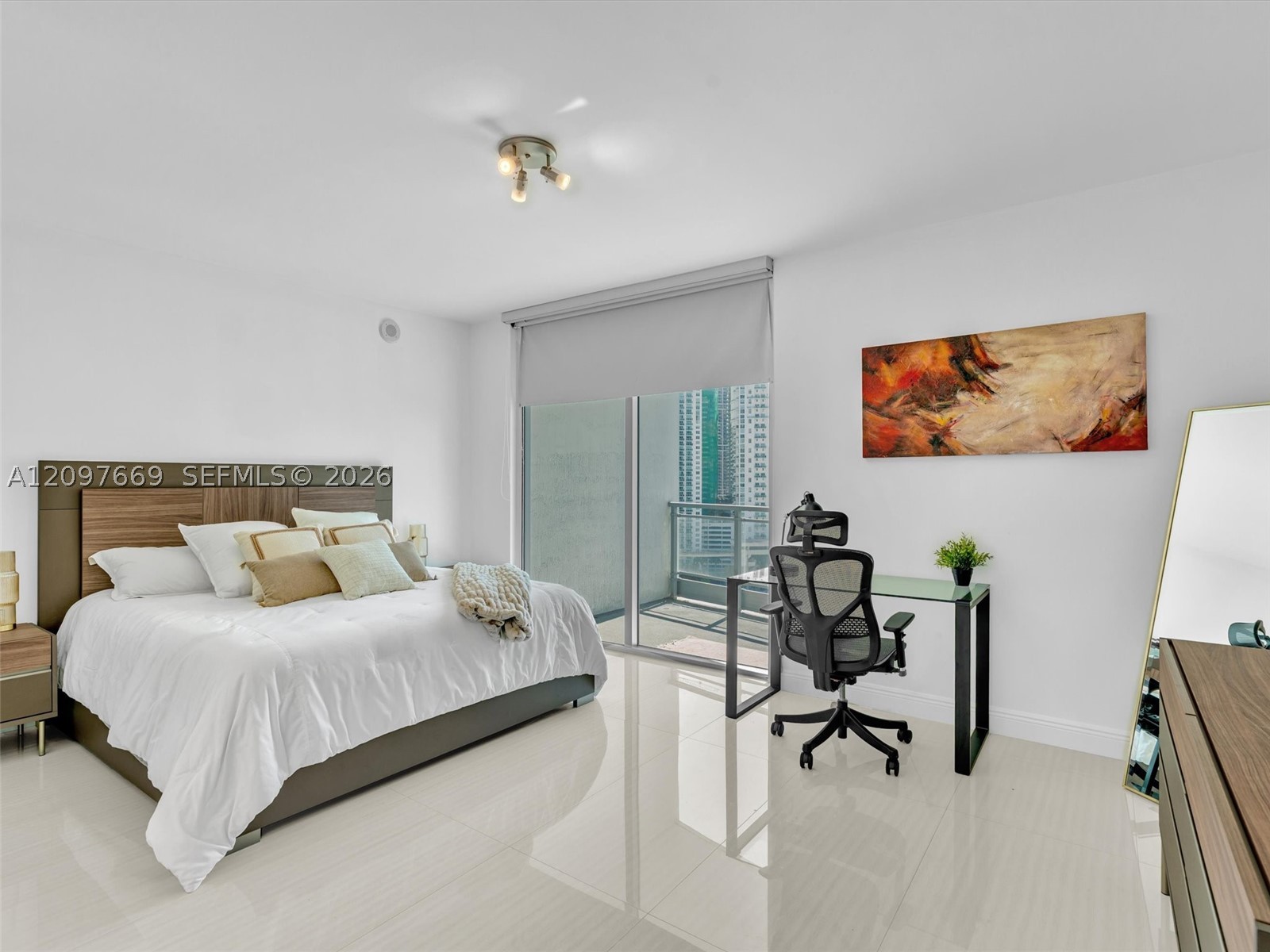 90 SW 3rd St #2013, Miami FL 33130