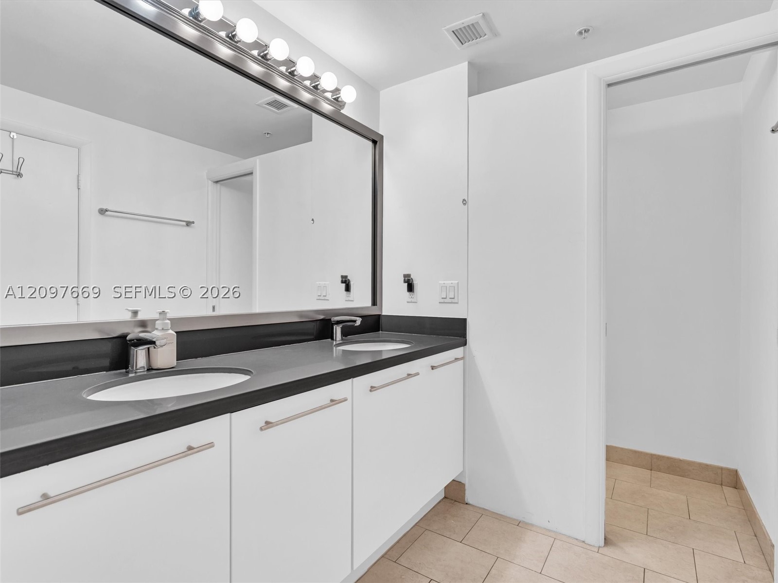 90 SW 3rd St #2013, Miami FL 33130
