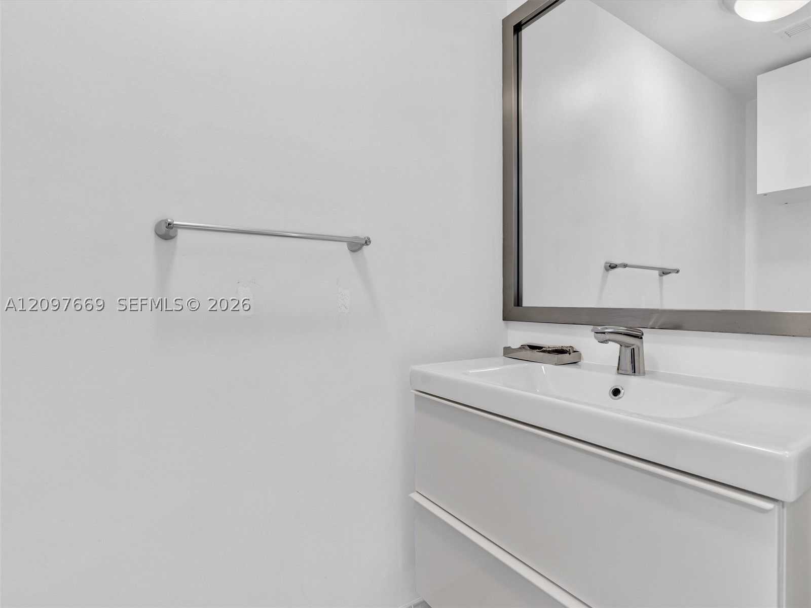 90 SW 3rd St #2013, Miami FL 33130