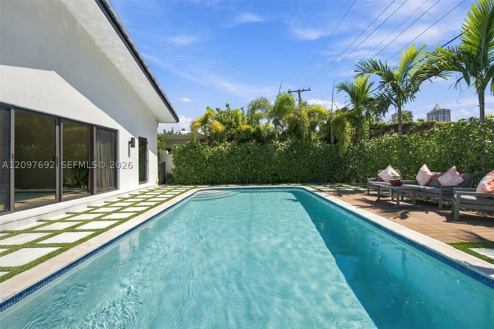 600 W 51st St, Miami Beach FL 33140