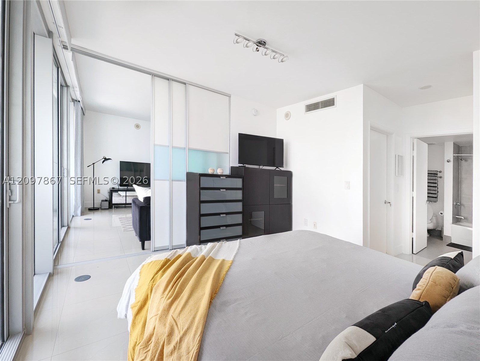 92 SW 3rd St #1908, Miami FL 33130